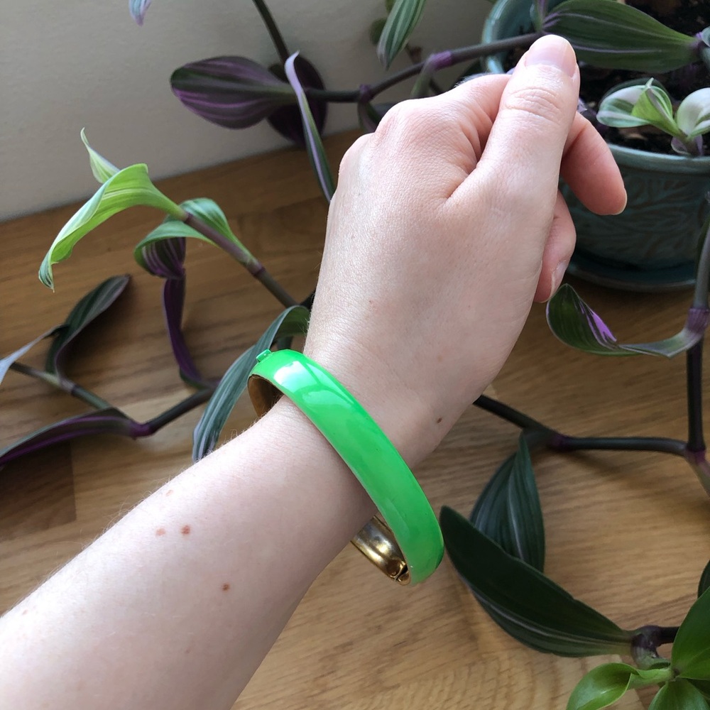Vintage Vibrant Green and Gold Tone Hinged Bangle Bracelet - 1950s?